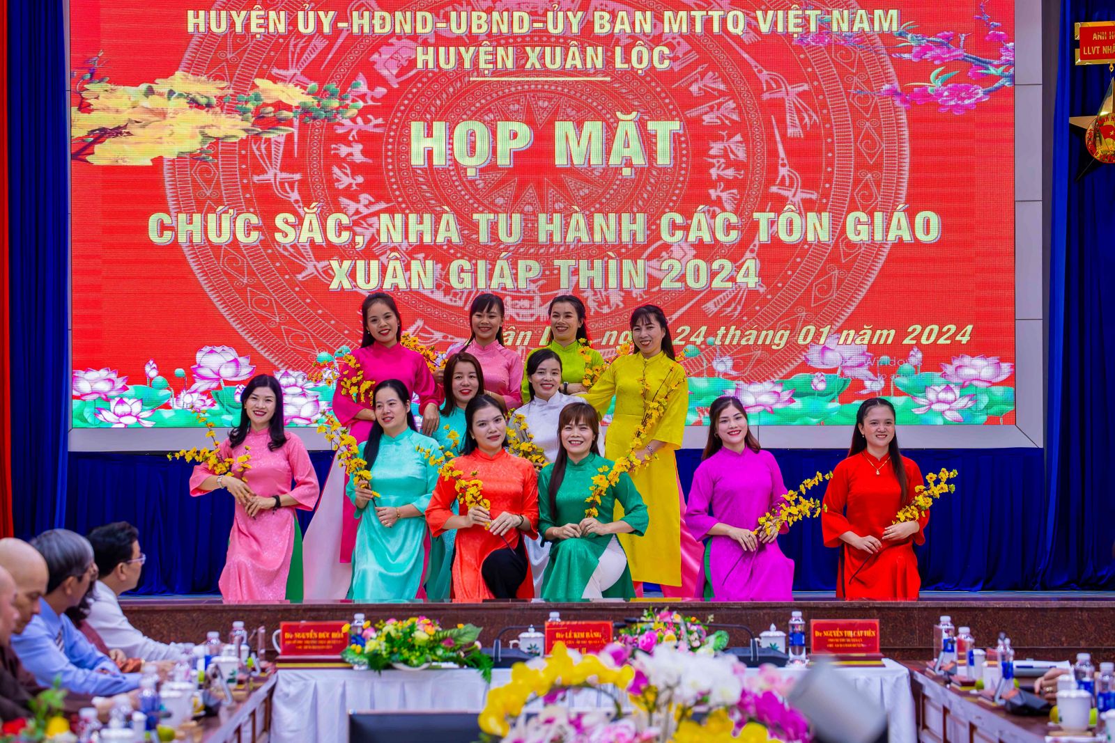 Xuân Lộc Ban Trị sự và chư Tăng Ni huyện Xuân Lộc tham dự buổi họp mặt